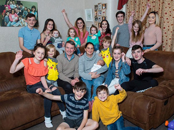 Cặp vợ chồng đông con nhất nước Anh chào đón em bé thứ 21