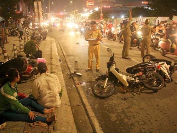 Ô tô tông nhiều xe máy ở Sài Gòn, 1 người chết, 4 người bị thương