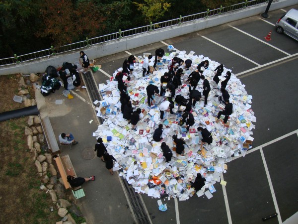 Vừa chấm dứt 12 năm đèn sách, học sinh Hàn Quốc vứt sách vở, tưng bừng ăn chơi