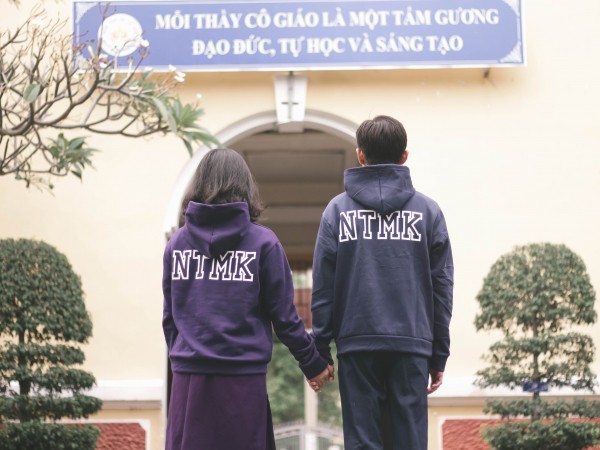 TP.HCM: Teen THPT Nguyễn Thị Minh Khai thích thú với áo "hoodie" phiên bản 105 năm thành lập trường