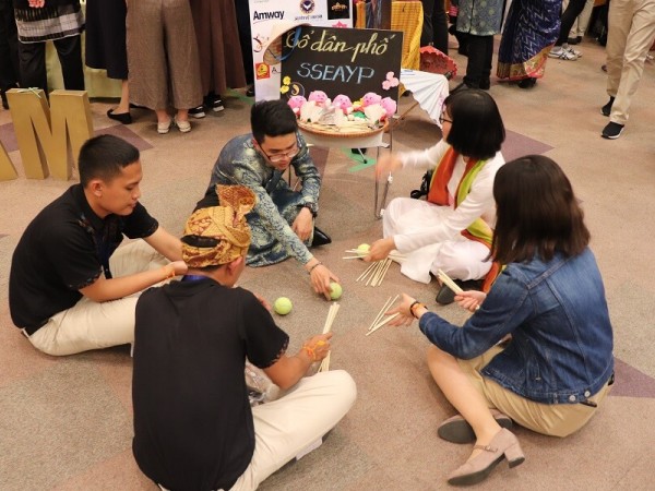 Công nương Nhật thích thú với trò chơi dân gian "banh đũa" được giới thiệu bởi đoàn SSEAYP Việt Nam 2018