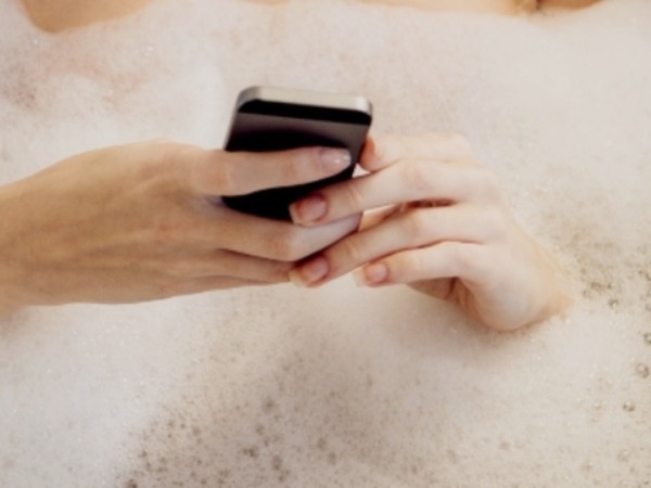 Dùng điện thoại khi đang tắm, nữ sinh 17 tuổi bị điện giật chết