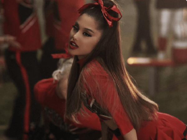 Ariana Grande tiếp tục "thả thính" cho MV sắp ra mắt “Thank U, Next”