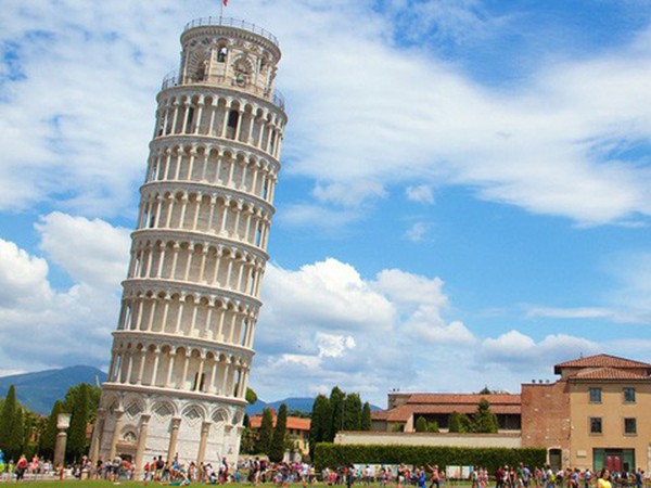 Tháp nghiêng Pisa đối mặt với nguy cơ càng ngày càng... thẳng