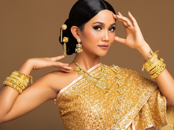 H’Hen Niê gửi lời chào đến Miss Universe 2018 bằng trang phục truyền thống của nước chủ nhà Thái Lan