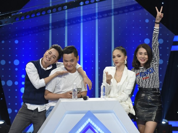 Thanh Duy và Hoa hậu Hương Giang đối đầu trong gameshow đoán tuổi giành 100 triệu