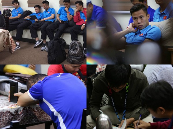 Thầy trò HLV Park mệt mỏi vì chờ 3 tiếng mới được nhập cảnh vào Philippines