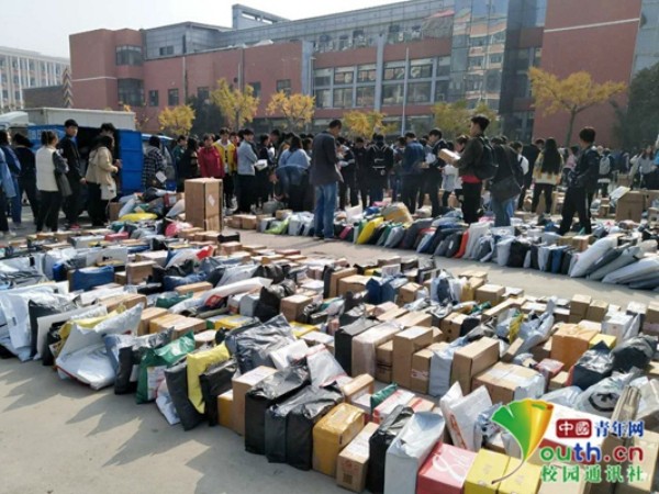 Giật mình khi sinh viên Trung Quốc mua đồ: Order tập thể, ship chất đống về trường