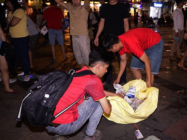 TP.HCM: Đáng yêu hình ảnh bạn trẻ dọn rác trên phố sau trận Việt Nam - Philippines
