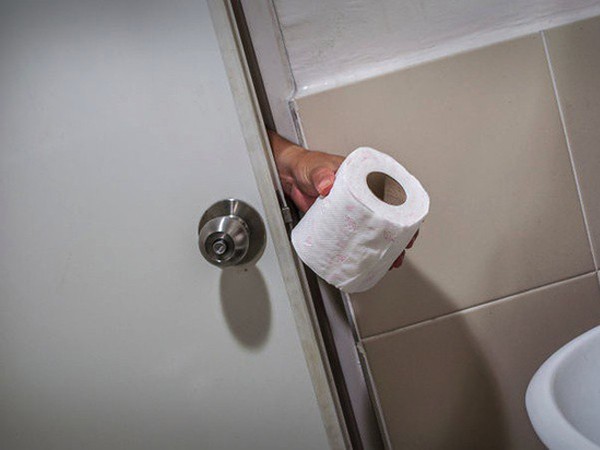 Nhật Bản: Người đàn ông bị bắt và phạt hơn 40 triệu đồng vì lấy cắp... một cuộn giấy vệ sinh