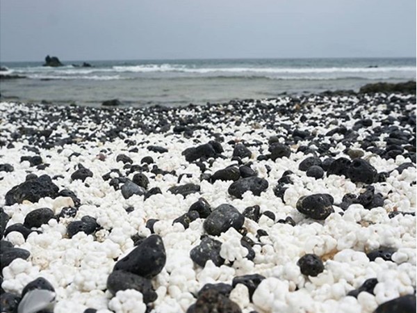Độc lạ: Bãi biển với cát trắng hình “bỏng ngô” khiến giới trẻ “đi quên lối về”