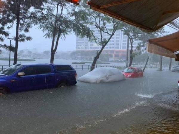 Đà Nẵng: Đường phố bỗng hóa thành sông sau trận mưa lớn kéo dài không ngớt 