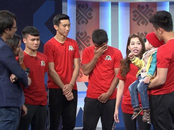 Điều ước thứ 7: Dàn cầu thủ tuyển Việt Nam biến ước mơ của em bé ung thư thành sự thật