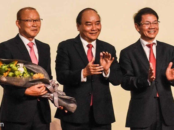 HLV Park dùng 100.000 USD tiền thưởng cho người nghèo và bóng đá Việt