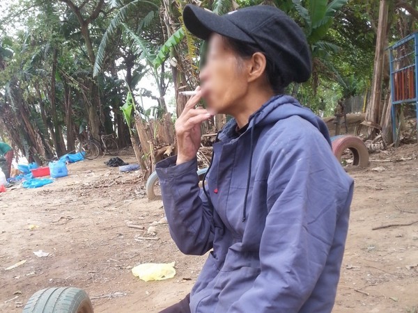 Phụ nữ ở bãi giữa sông Hồng lấy khói thuốc lá để “xoa dịu” đời mình