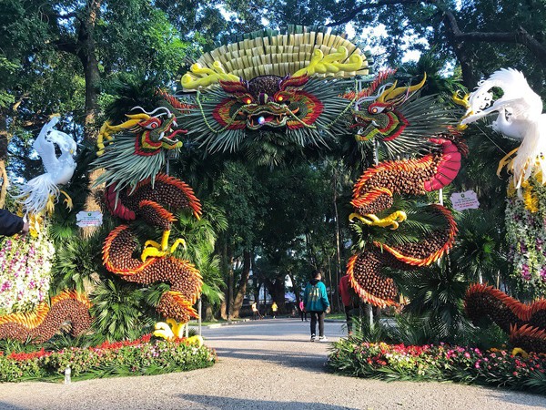 Hà Nội: Mãn nhãn tác phẩm hình rồng “khổng lồ” được tạo từ 1,2 tấn hoa quả