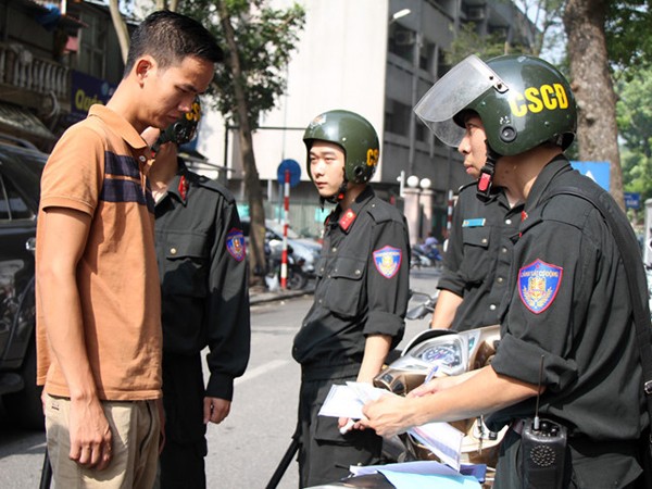 Hà Nội: CSCĐ trang bị camera, tuần tra ban ngày phạt lỗi về mũ bảo hiểm