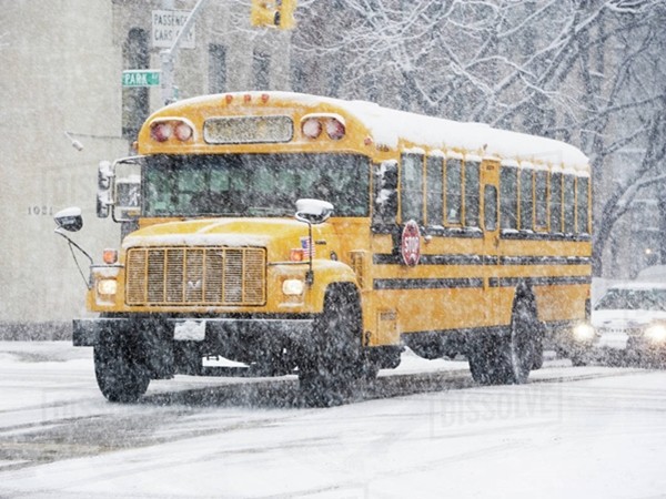 Hành động bất ngờ của bác tài xế khi xe bus chở học sinh bị mắc kẹt