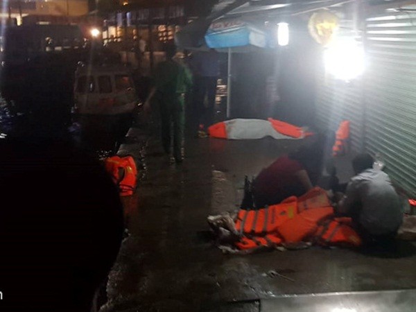 Chìm cano chở khách trên vịnh Nha Trang, ít nhất 2 người chết