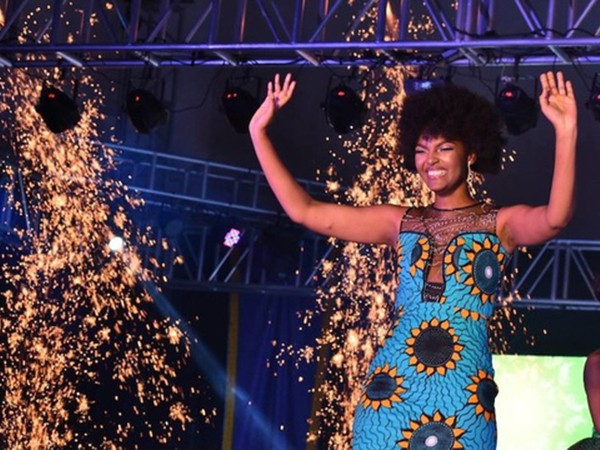 Sự cố hy hữu: Hoa hậu châu Phi... cháy tóc khi nhận vương miện