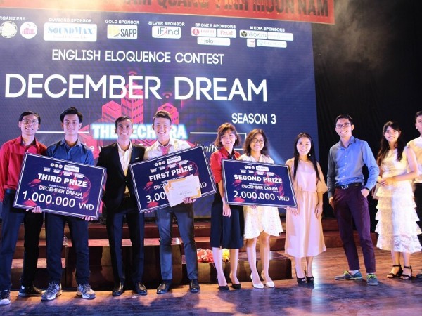 Sinh viên ĐH Ngân hàng TP.HCM chiến thắng cuộc thi hùng biện tiếng Anh "December Dream"