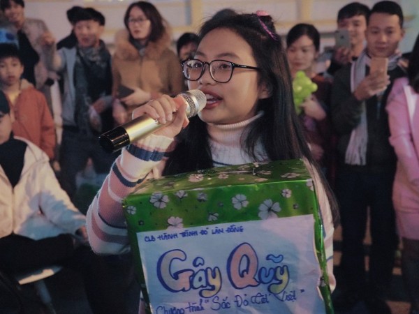 Phương Mỹ Chi gây chú ý khi ngẫu hứng hát gây quỹ từ thiện trên đường phố Đà Lạt