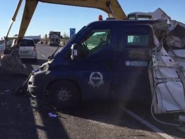 Italy: Kẻ cướp dùng máy xúc rạch nát xe bọc thép cướp tiền táo tợn