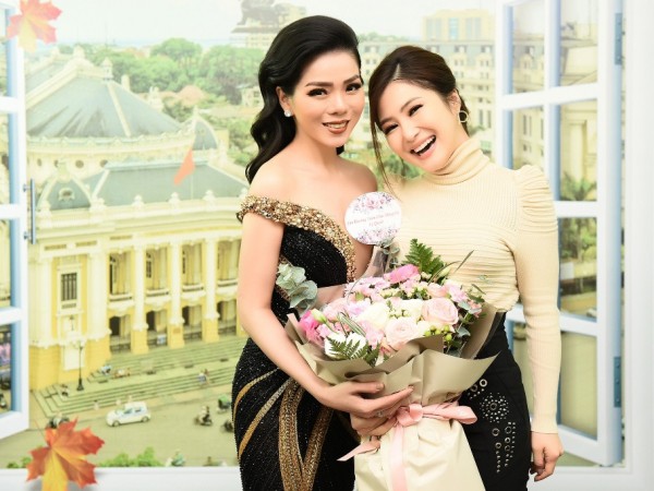 Hương Tràm bất ngờ đến tặng hoa mừng đàn chị Lệ Quyên làm liveshow tại Hà Nội