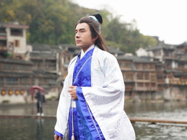 "Anh Bo" Đan Trường khiến fan tò mò vơi loạt hình ảnh cổ trang được chụp tại Trung Quốc