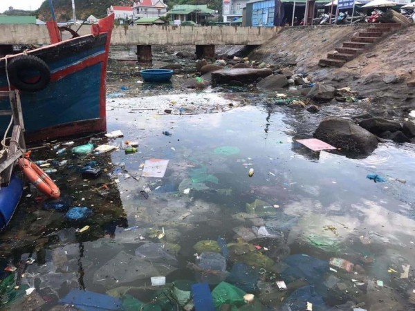 Hình ảnh "quốc đảo tôm hùm" Bình Ba bị rác thải "xâm chiếm" khiến dân mạng sốc nặng