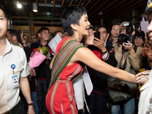 Hoa hậu H'Hen Niê hạnh phúc khi được người dân quê nhà chào đón ngày trở về 