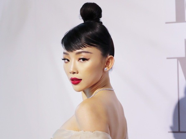 Tóc Tiên trang điểm sắc sảo, Hương Giang diện tóc ánh kim tại show diễn của Lý Quí Khánh