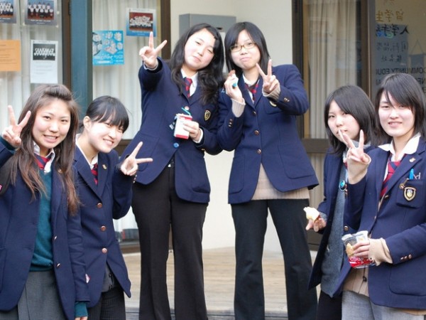 Các trường học ở Nhật Bản bỏ phần kê khai giới tính trên mẫu đơn đăng ký thi THPT