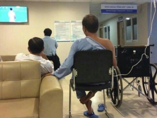 Bệnh nhân ngồi truyền nước xem bóng đá và hành động bất ngờ sau thất bại của ĐT Việt Nam