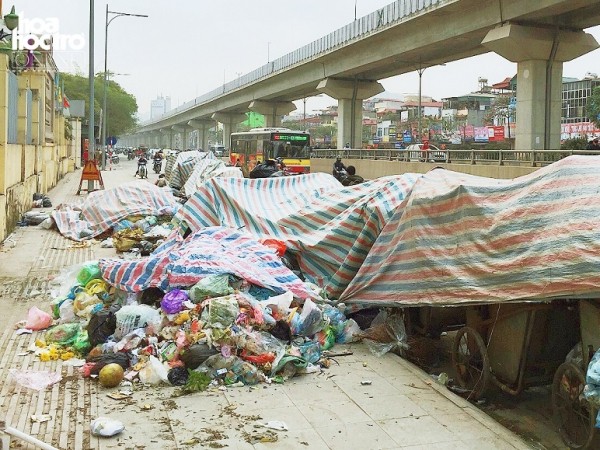 Phố phường Hà Nội "ngập" trong rác thải những ngày cuối năm