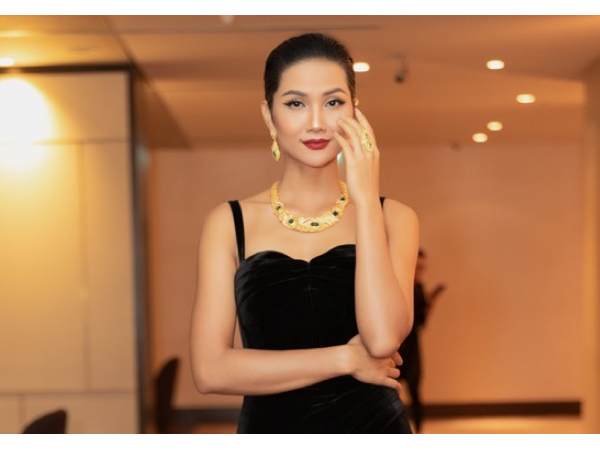 Hoa hậu H'Hen Niê xuất hiện nổi bật trong gam màu đen huyền bí