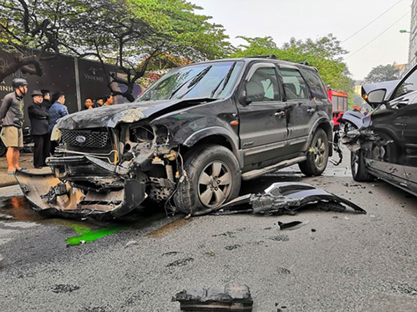 Hà Nội: Ô tô 7 chỗ tông liên hoàn trên phố, một người tử vong