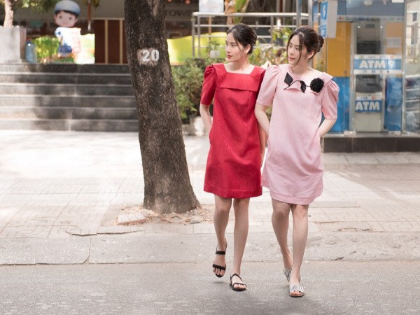 Chị em Nam Anh - Nam Em gây chú ý khi diện trang phục Tết rực rỡ xuống phố