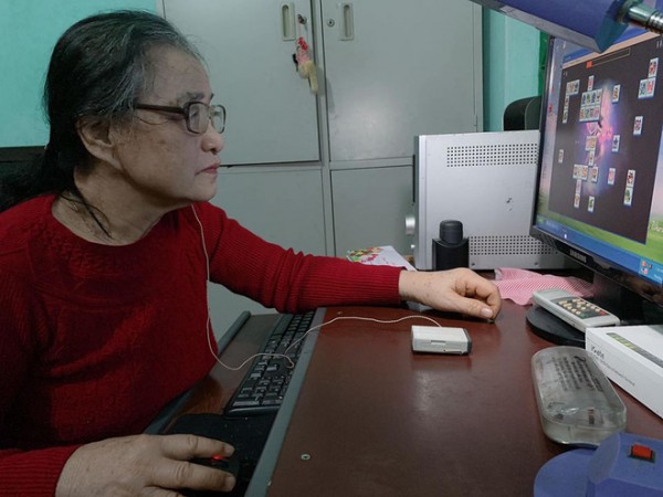 Cháu trai chụp hình bà 80 tuổi mải mê chơi điện tử và câu chuyện cảm động phía sau