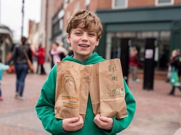 Cậu bé 12 tuổi tự làm và tặng hàng ngàn bữa trưa cho những người vô gia cư!