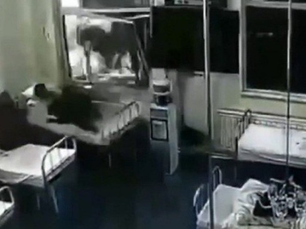 Bệnh nhân đang nằm trong viện thì bị xe ô tô... lao thẳng vào giường bệnh