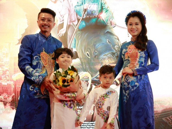 Lâm Vỹ Dạ diện áo dài, dắt hai con trai đến chúc mừng Hứa Minh Đạt ra mắt phim mới
