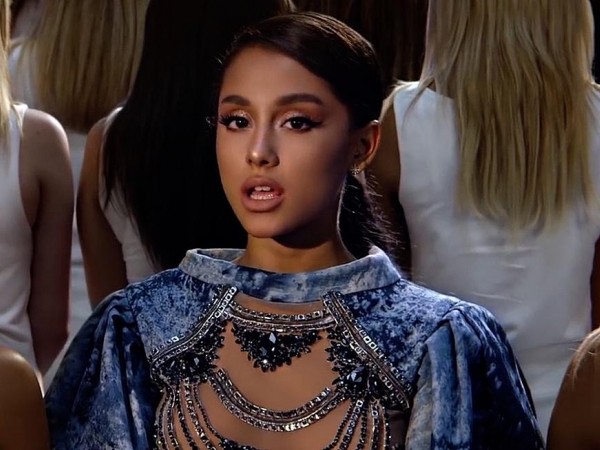 Ariana Grande bị tố "mượn" hình ảnh trái phép trong "God is a Woman"