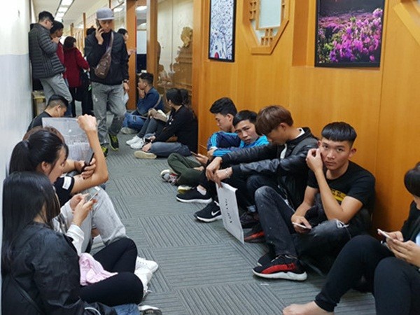 Người dân xếp hàng, ngủ gật, mệt mỏi vì chờ xin visa du lịch Hàn Quốc