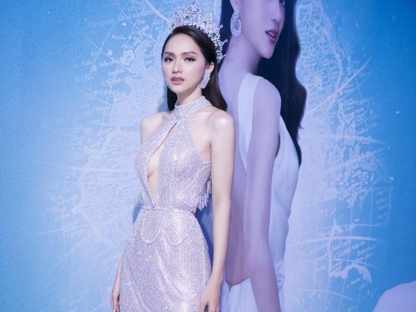 Hương Giang đội vương miện, xuất hiện trong cuộc thi "Hoa hậu Chuyển giới" tại Thái Lan