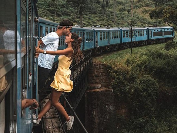 Đu người trên xe lửa để chụp ảnh, cặp đôi blogger du lịch nhận rổ "gạch đá" từ dân mạng