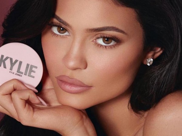 Kylie Jenner tung dòng phấn phủ đầu tiên của Kylie Cosmetics