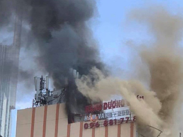 Nhà hàng gần phố đi bộ Nguyễn Huệ bị cháy do hàn xì