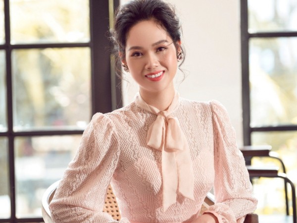 Hoa hậu Việt Nam Mai Phương trẻ trung trong các thiết kế váy đơn sắc của Lê Thanh Hoà