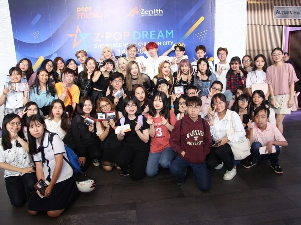 Z-Boys và Z-Girls vui mừng khi được đông đảo người hâm mộ Việt Nam chào đón